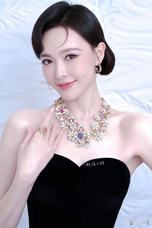 唐嫣珠宝大片释出，黑裙衬彩宝，优雅氛围感扑面而来