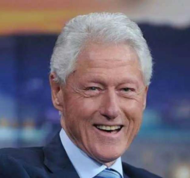 谁能想到？美国前总统克林顿最近公开爆料了一个震惊世界的历史细节：2000年他还在
