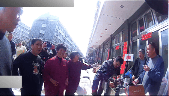 台州辅警火场逆行8瓶灭火器硬核灭火近日，浙江温岭。温岭城西派出所辅警应经刚在巡查