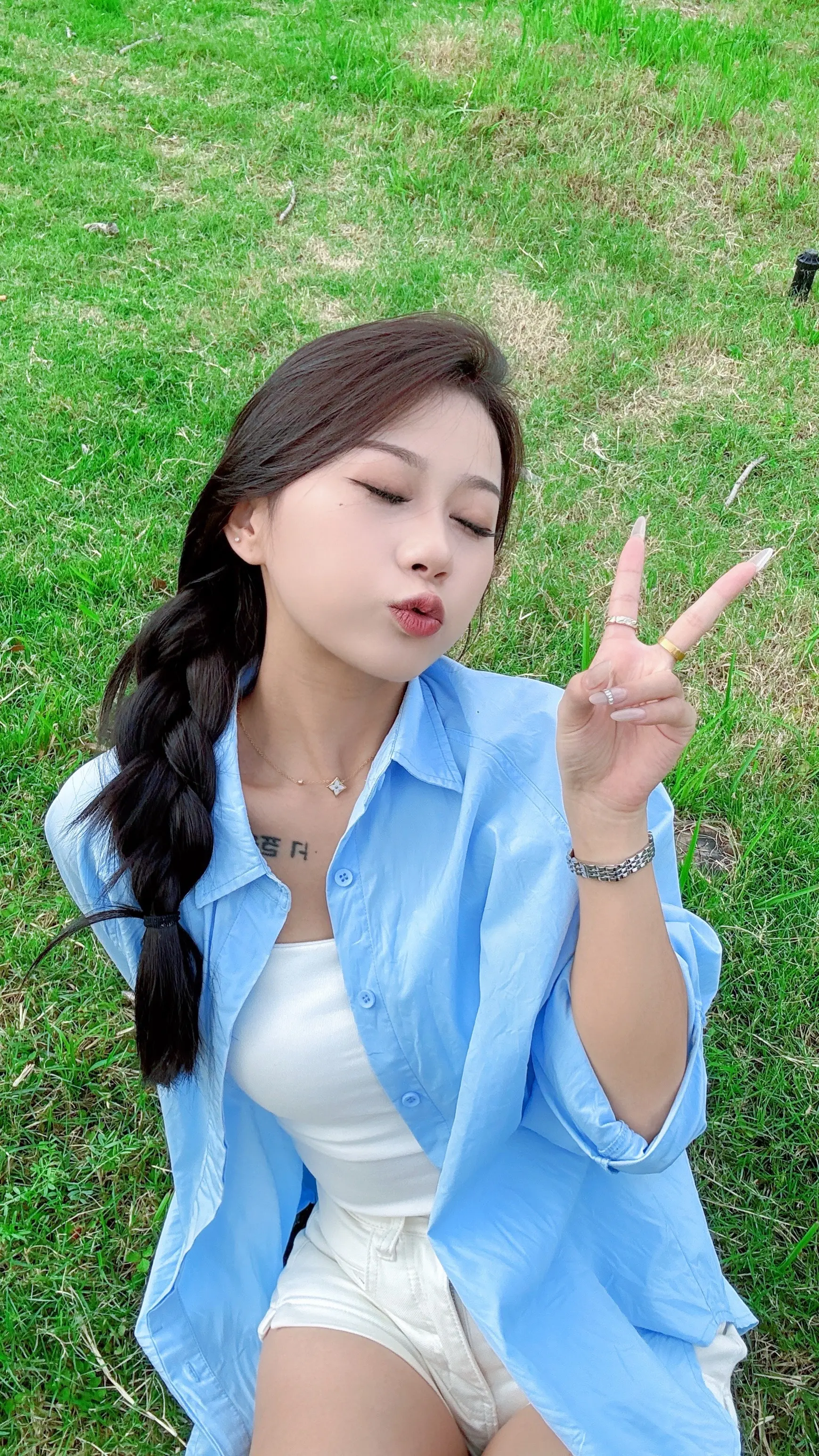 拿什么感动你呢  我只是一个拍照只会比耶的笨蛋