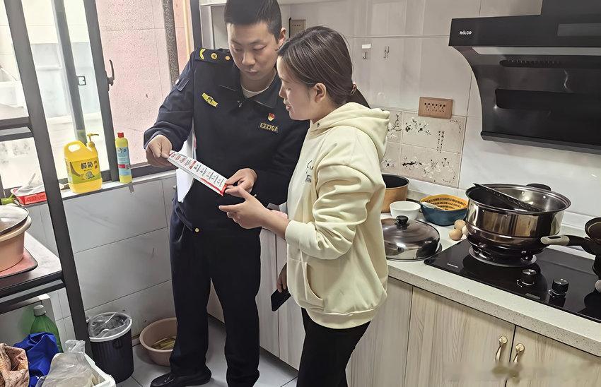 房县 县城市管理执法局：燃气安全“进家门”暖心宣讲护民生十堰爆料 房县新闻网讯 