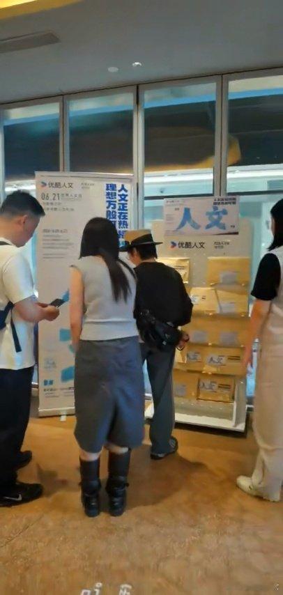 上海高考生的迷茫被陌生人治愈日复一日的刷题时光结束，突然停下脚步，反而更容易对未