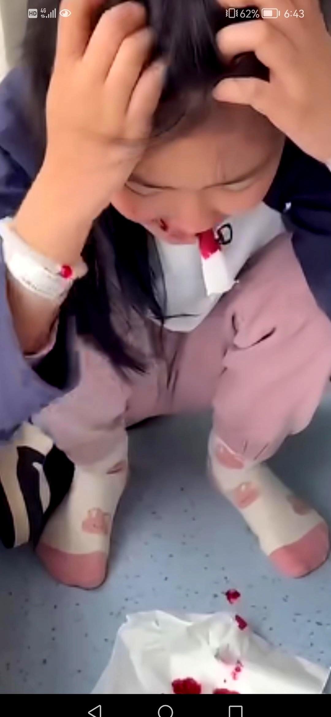 一张化验单，薄薄一张纸，就把一个顶天立地的男人给砸趴下了。
真的，就那么一瞬间的