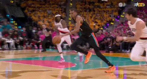 文班背运+3分线暴扣、接球漂移3分！邓肯、罗宾逊：我那年代没见过。
图1-2：一