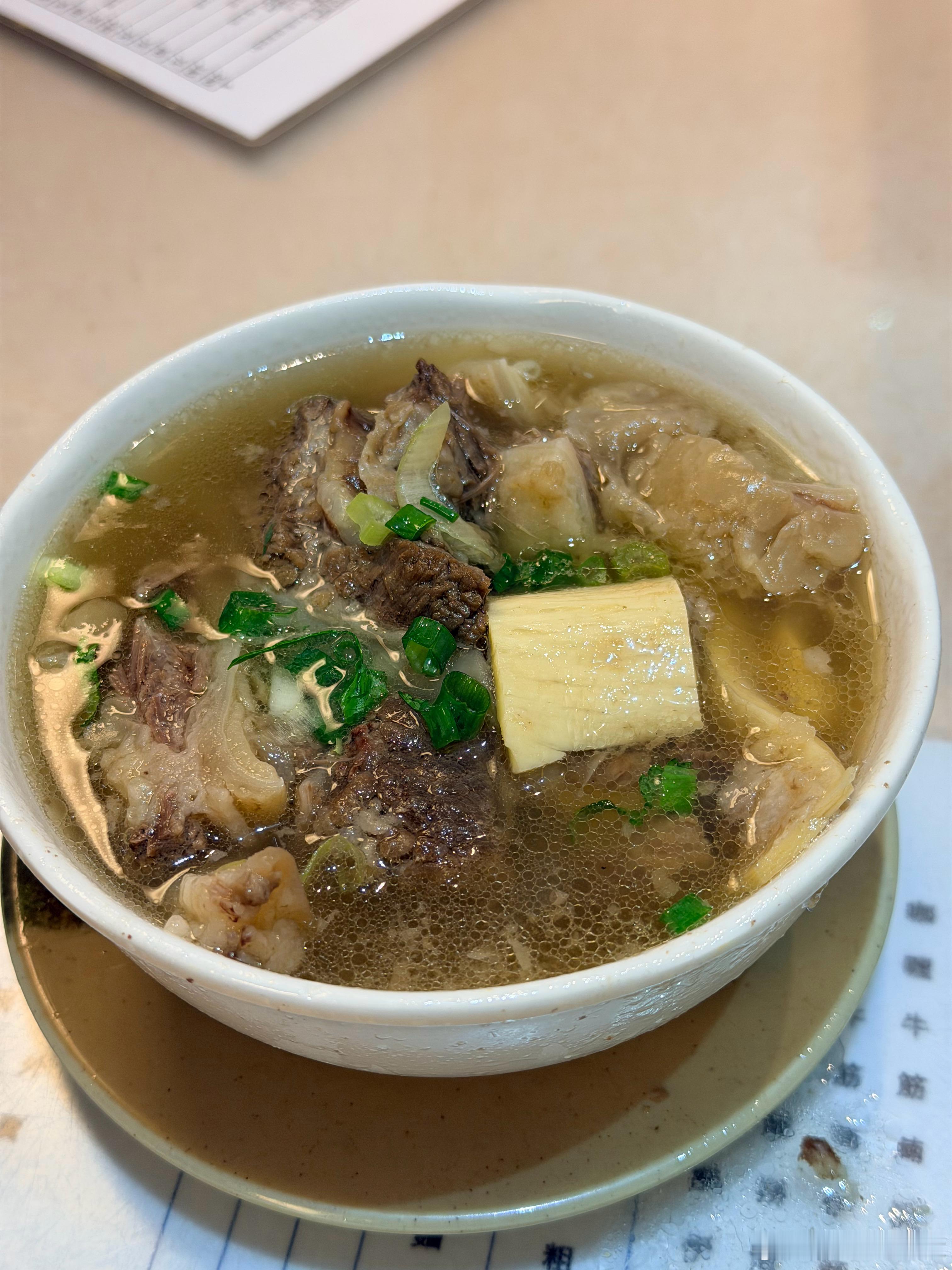 当然价格最离谱的还是香港著名差评餐厅九记牛腩。这一碗牛腩250港币。吃的人(我)