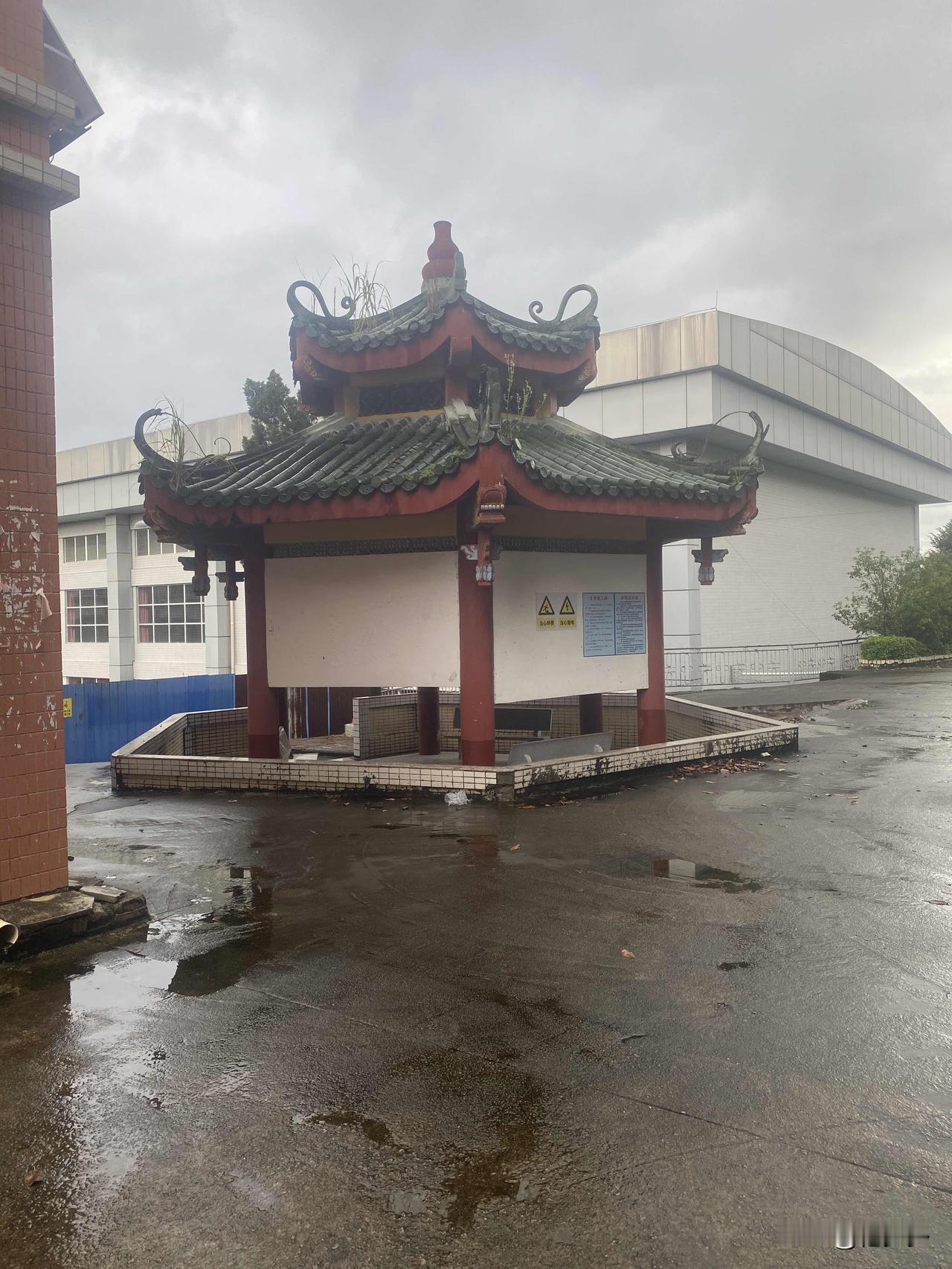 出门在外最捉摸不透的就是这天气了，前一刻还是好好的，转眼一阵阵雨就泼了下来，来得