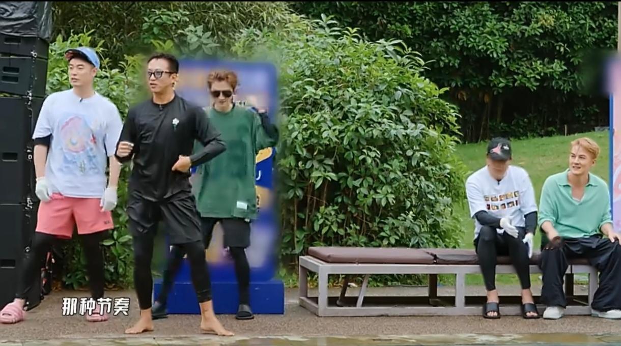 鹿晗让陈赫把邓超推下水邓超被鹿晗陈赫做局了哈哈哈哈哈鹿晗调皮属性完全藏不住，暗中