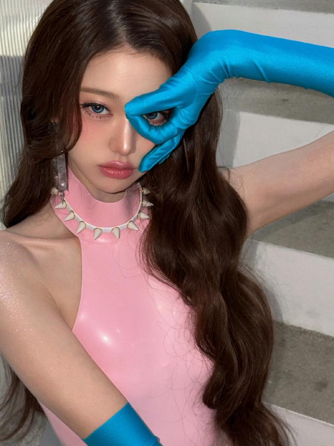 目前南韩最最炙手可热的女爱豆，每一次造型都是别致又出圈。