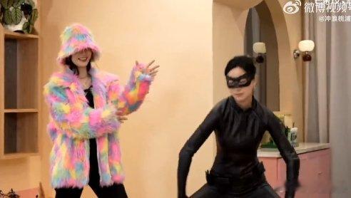 倪虹洁[超话]倪虹洁 猫女本猫倪虹洁浪姐直播间的猫女造型真的杀疯了！穿罗予彤的衣