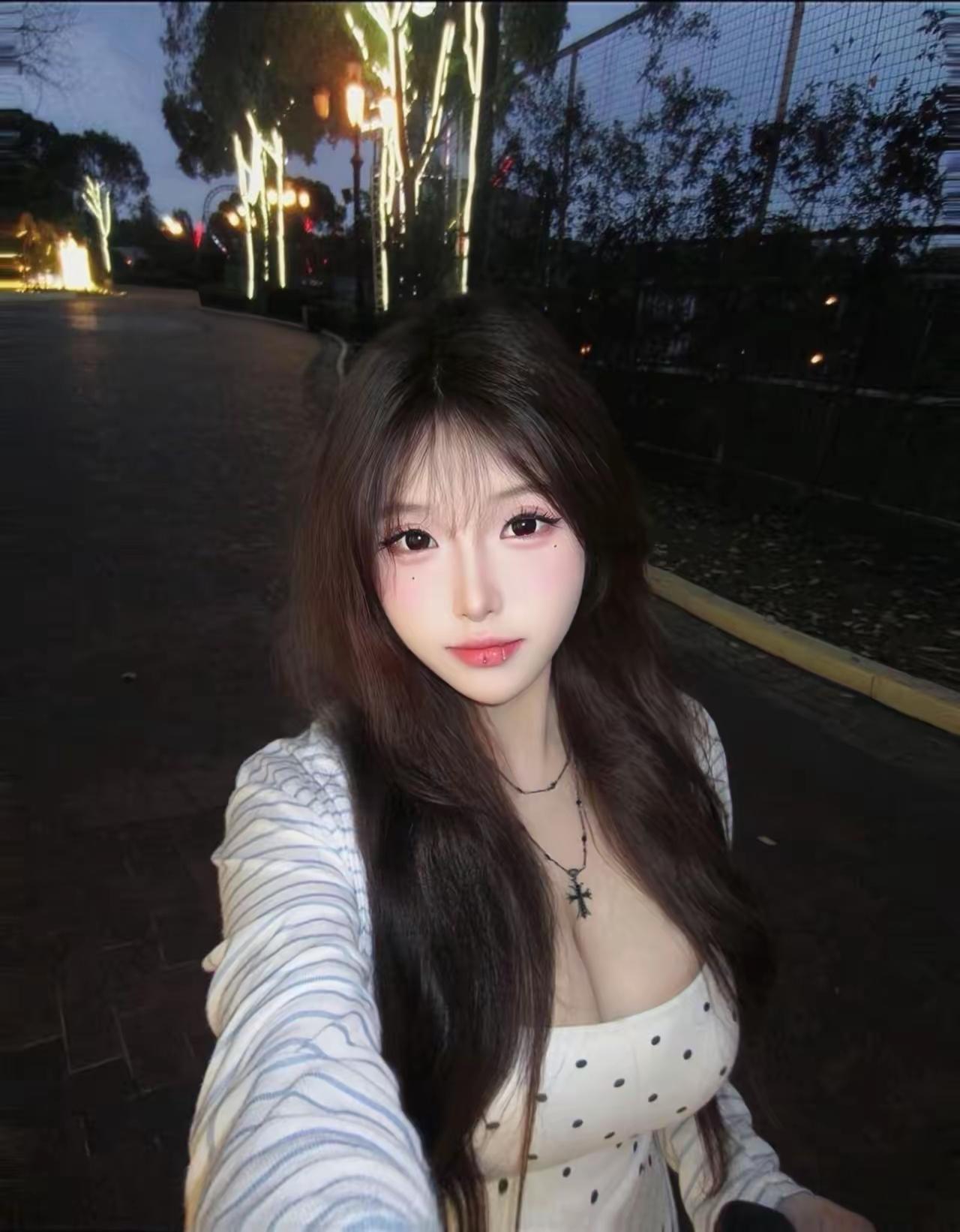 美人一笑似花开，春风拂面心欢畅。