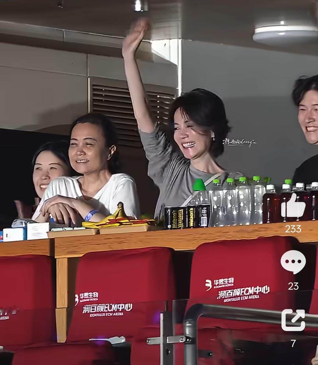 那英演唱会王菲送的花并且亲手写的贺词，原来王菲的字这么漂亮大气！
扒了一下，这还