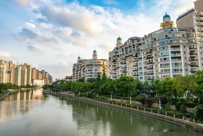 现在的房价一直在下跌，但上海的房价跌了还是让人望而却步！

昨天晚上女儿下班和我