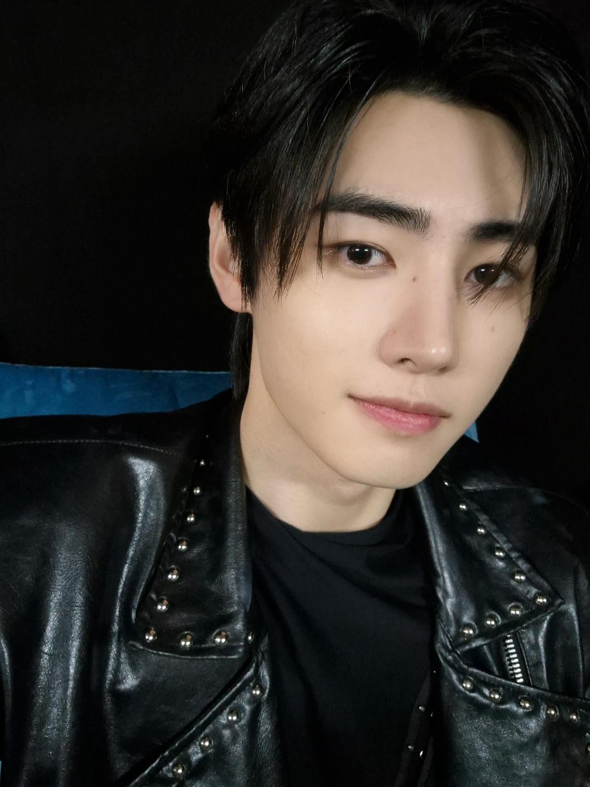 朴成训SUNGHOON 更新 wvs： 🖤永远没有上限的美貌！！怎么可以这么帅