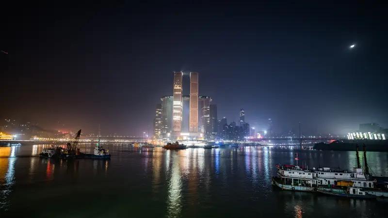 采桑子·重庆朝天门夜景
 
两江环抱朝天渡，夜色如绸。
灯火层楼，映水星河彻夜流