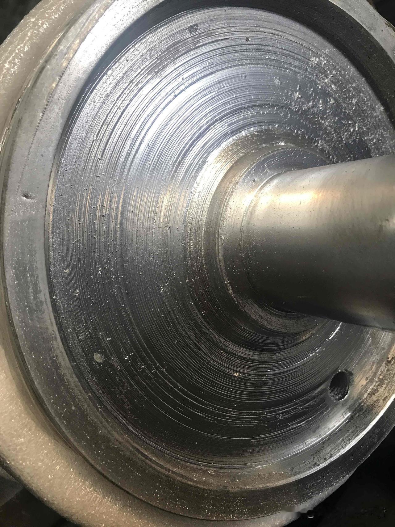 想不到车床加工出来的活如此粗糙。话说：我加工出来的活，老板说已经是很粗糙了，怎么