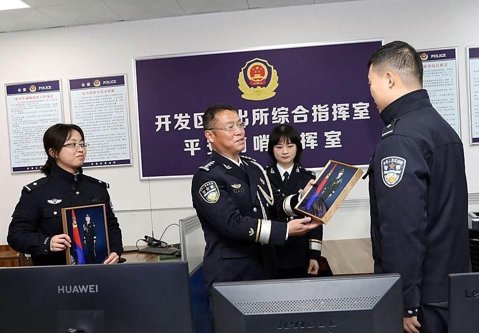 有网友吐槽：以往派出所10多名警察就足够了，现在加了20名辅警，仍然在说警力不足