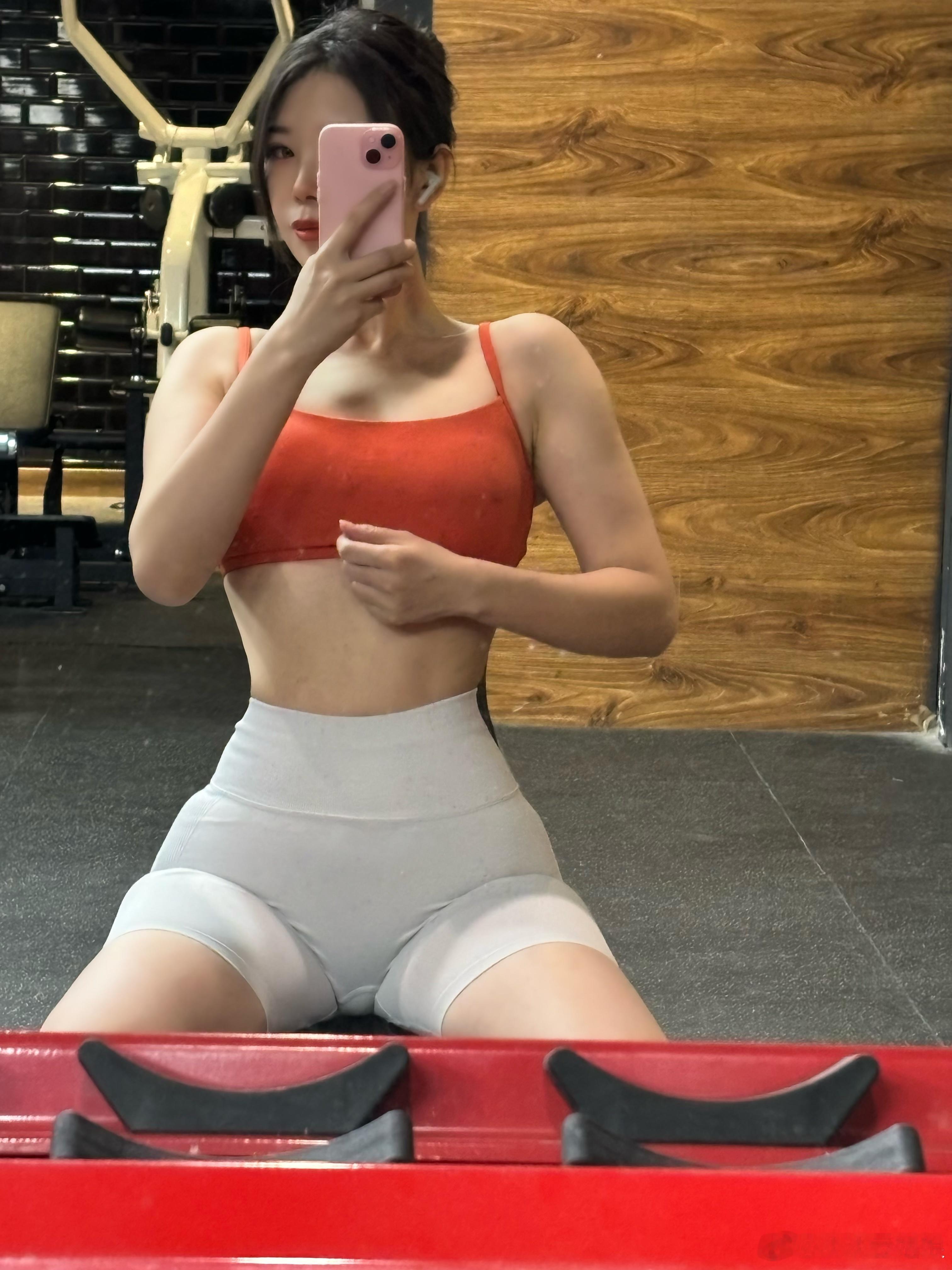最喜欢的穿搭还是健身穿搭如果不是上班我天天穿瑜伽裤出街舒适又显身材今天想明白了一