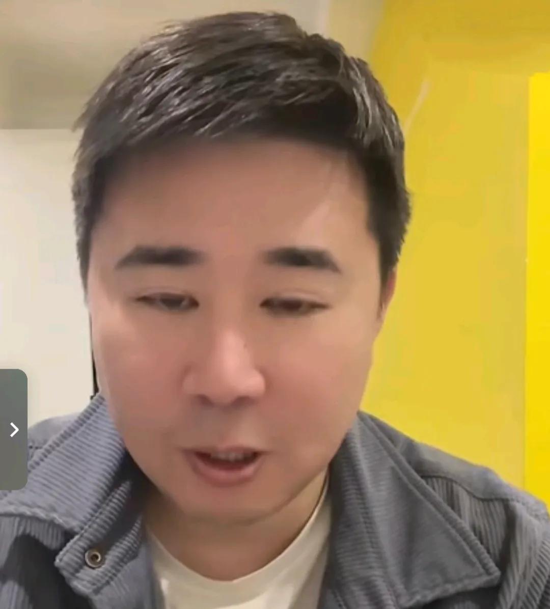 前国脚董方卓爆了一个料。
他表示，现在曼联的训练基地对比以前变化太大了。当然这种