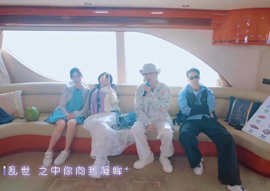 丁禹兮虞书欣合唱凝眸 在这漫天的星辰下，我想告诉你一个秘密：满目星辰皆是你，你是