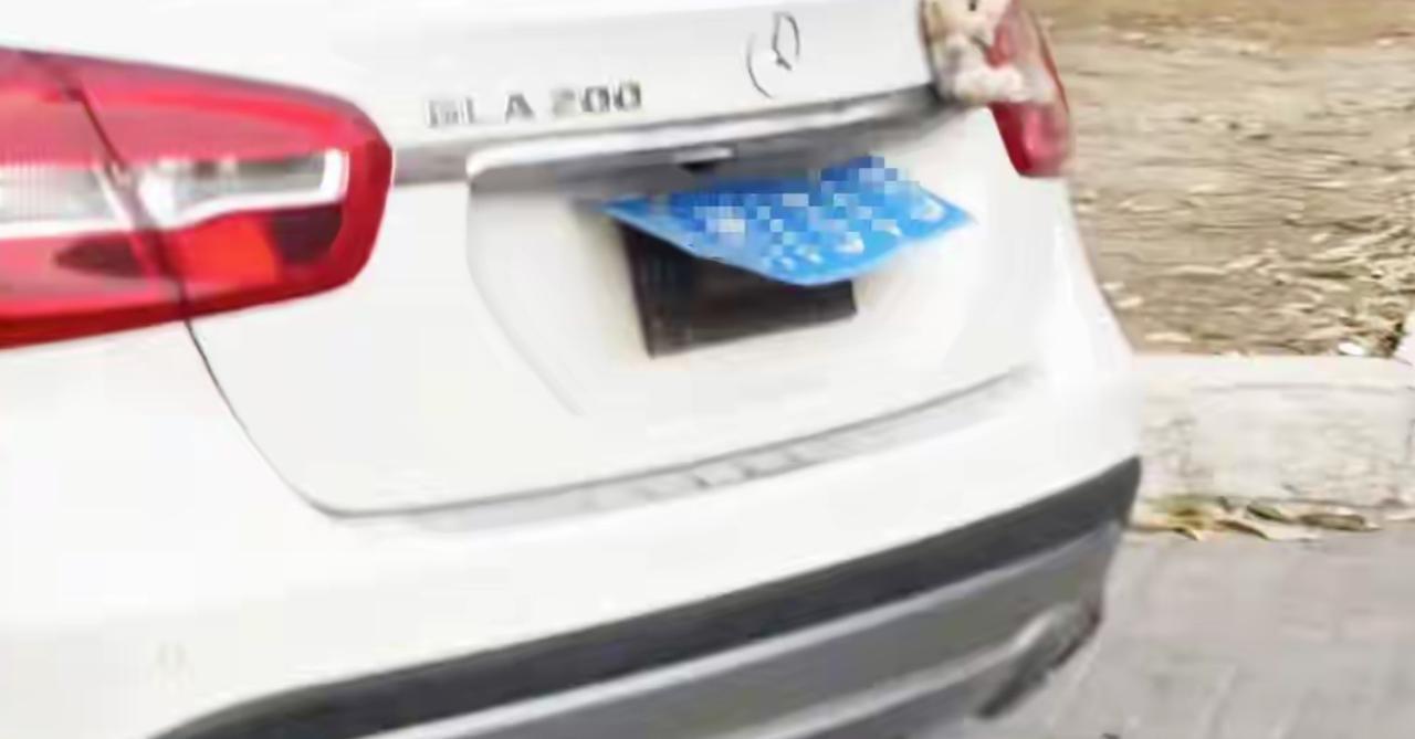 辽宁大连，女子把奔驰车停在一商场附近，3天没动，期间交警联系她，说有商铺要求她挪