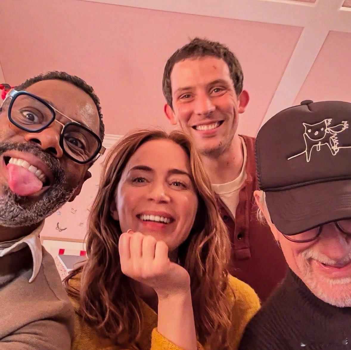 《揭秘日》发布最新幕后照！！科尔曼·多明戈、艾米莉·布朗特、乔什·奥康纳 和导演