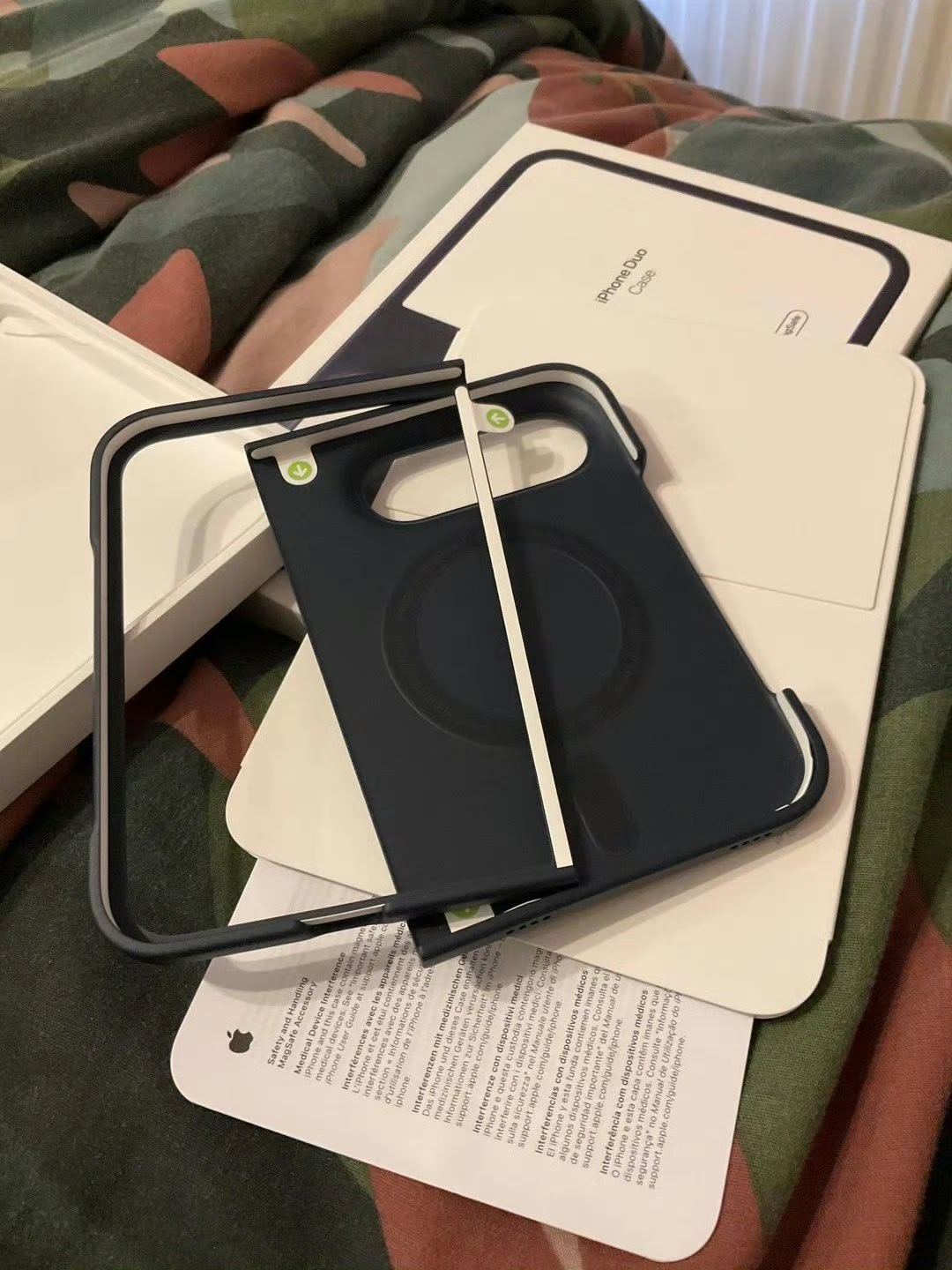 iPhoneDuo官方壳用胶固定 这官方599的手机壳，怎么像我做手工没做好拿双