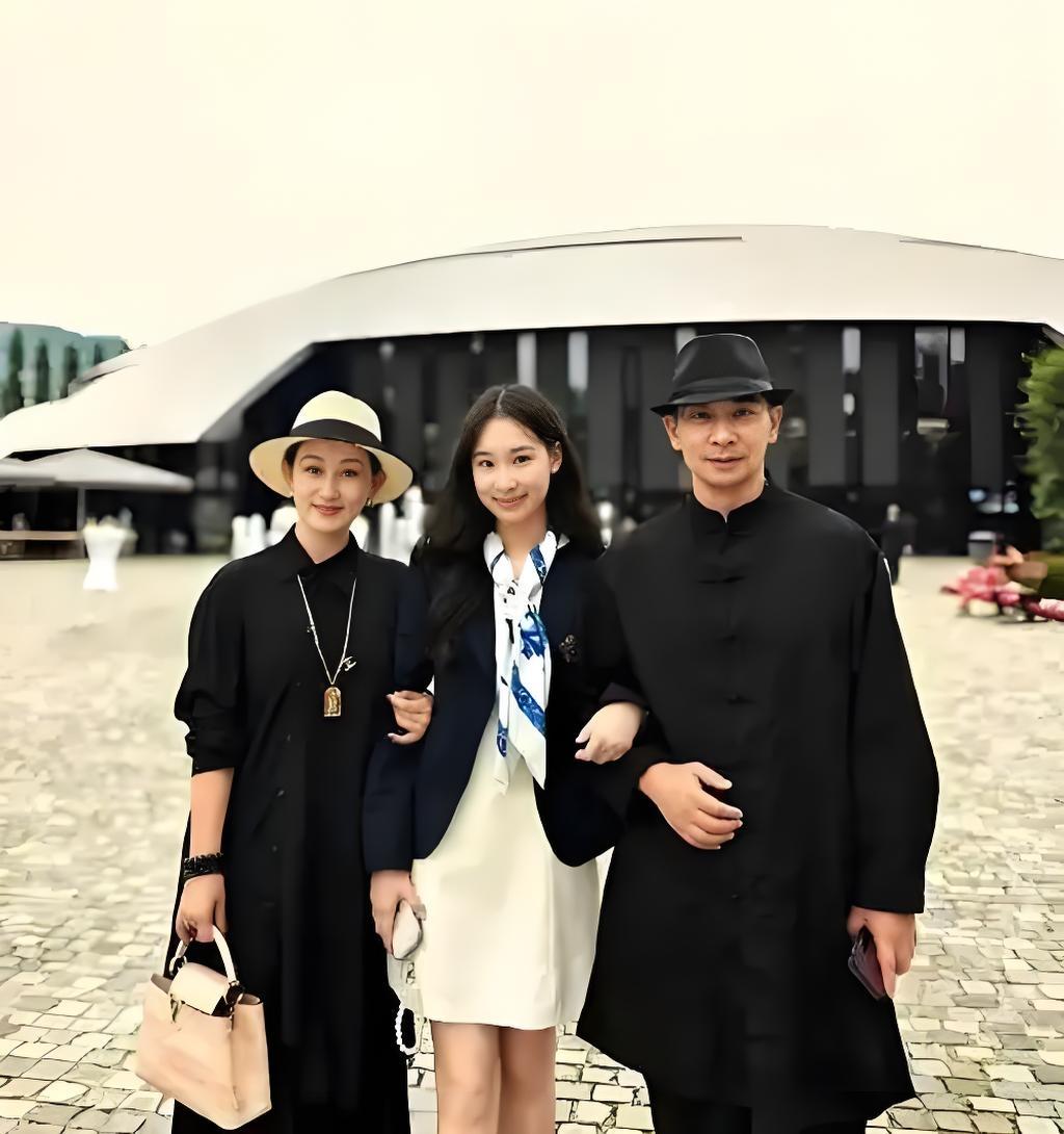 2025年8月，赵文卓17岁大女儿赵子仪凭优异成绩被香港大学录取。她自幼独立求学