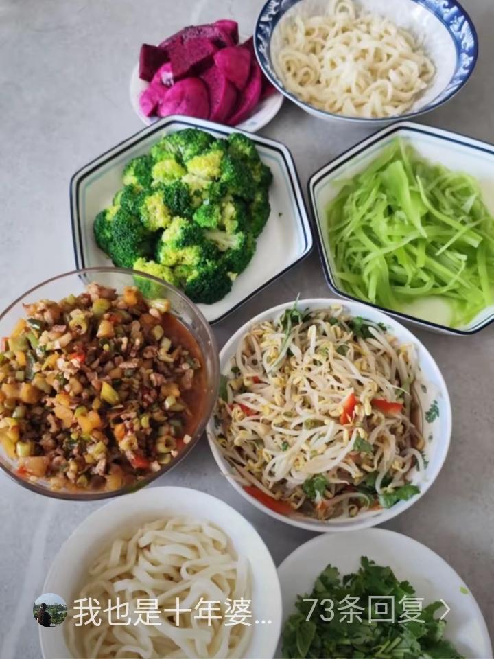 今天儿媳妇下班回来，看到我做的面条，就说不饿，不吃了，我劝她先吃点垫垫肚子，想吃
