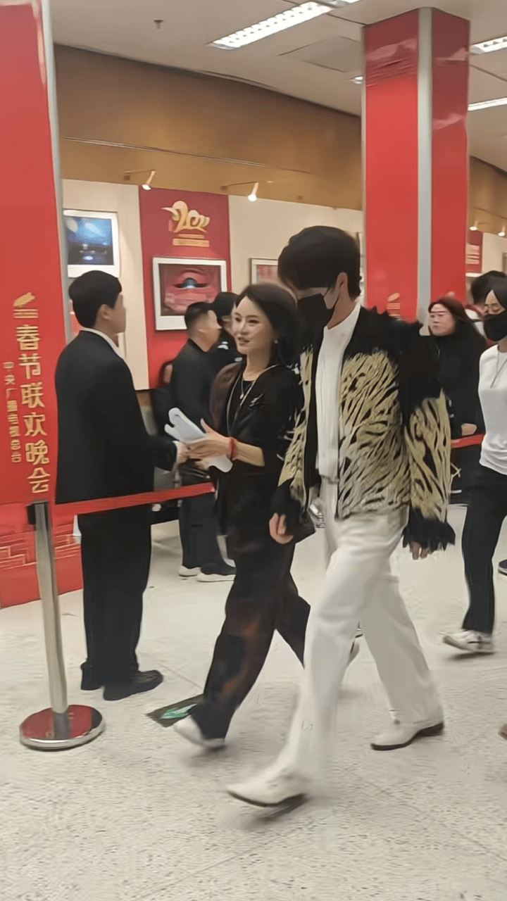 激动的心💗，无处安放的手，准备好瓜子花生小板凳今晚就等我们王一博啦[祝福][祝