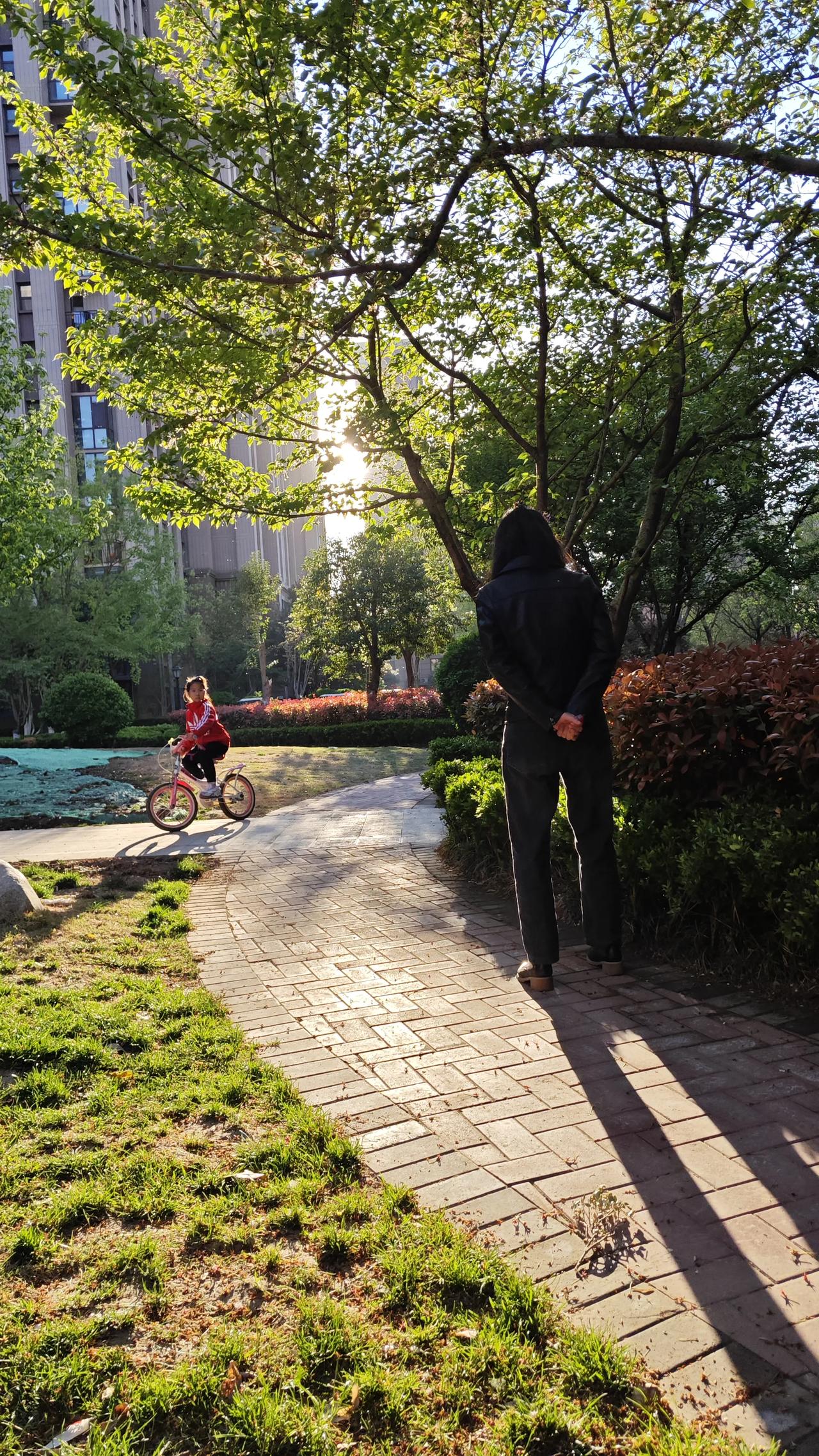 奉劝大家一定要少买衣服。
我同事50岁，
一年四季都要买很多衣服。
现在家里的衣