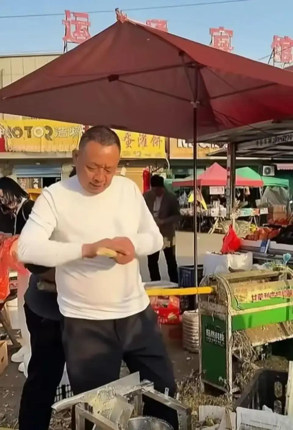 东来竟然去街头摆摊卖甘蔗了？这消息一传出，网友们都炸开了锅，纷纷表示：“这是真的