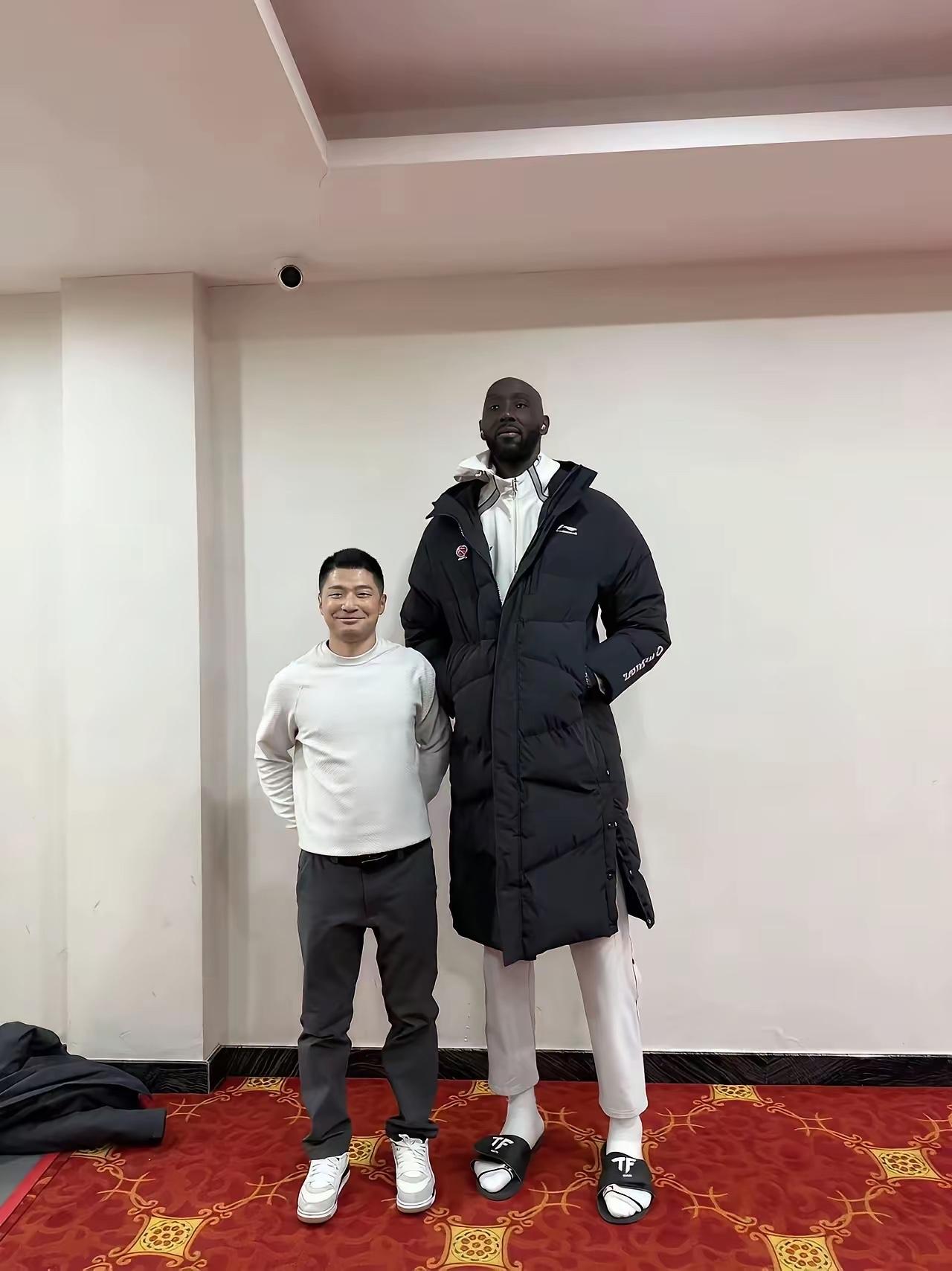 目测旁边外国友人至少2.2米，你们觉得呢