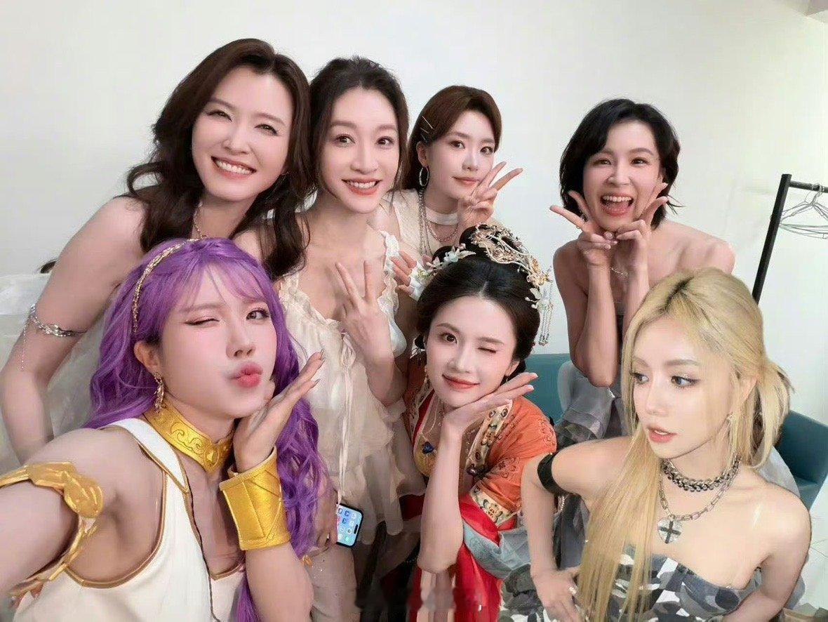 浪姐青春芒果夜后台合照浪姐青春芒果夜合照姐姐们！！ ​​​