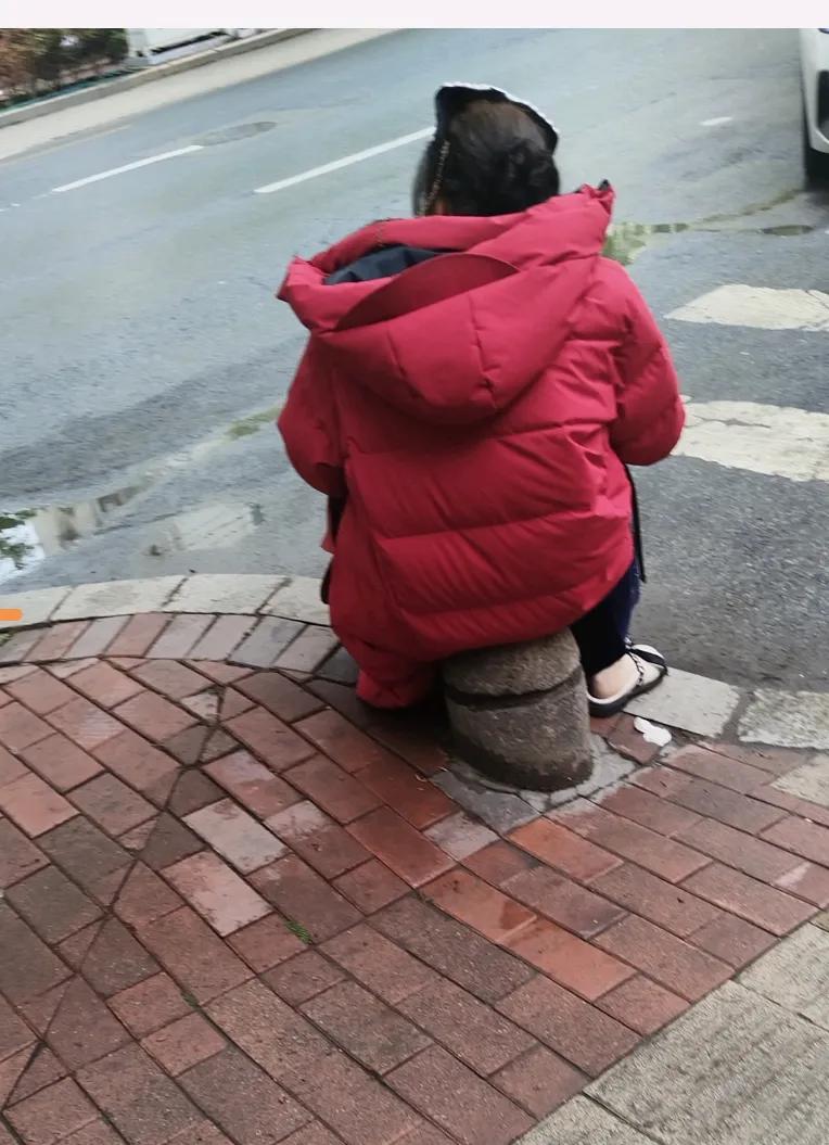 就想问问南方的朋友服不服，今天五月九号下午还不到一点半呢，在青岛的马路上就能看到