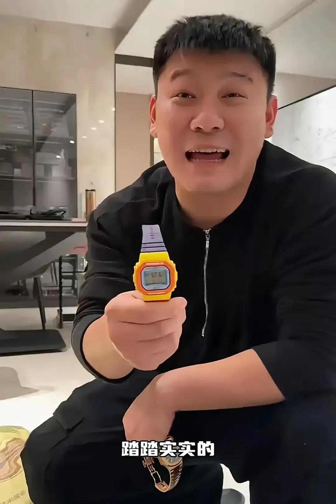 蓝战非在国外被抢的消息一出，韩景枫立马把去德国的行李全换了。
相机包换成旧布袋，