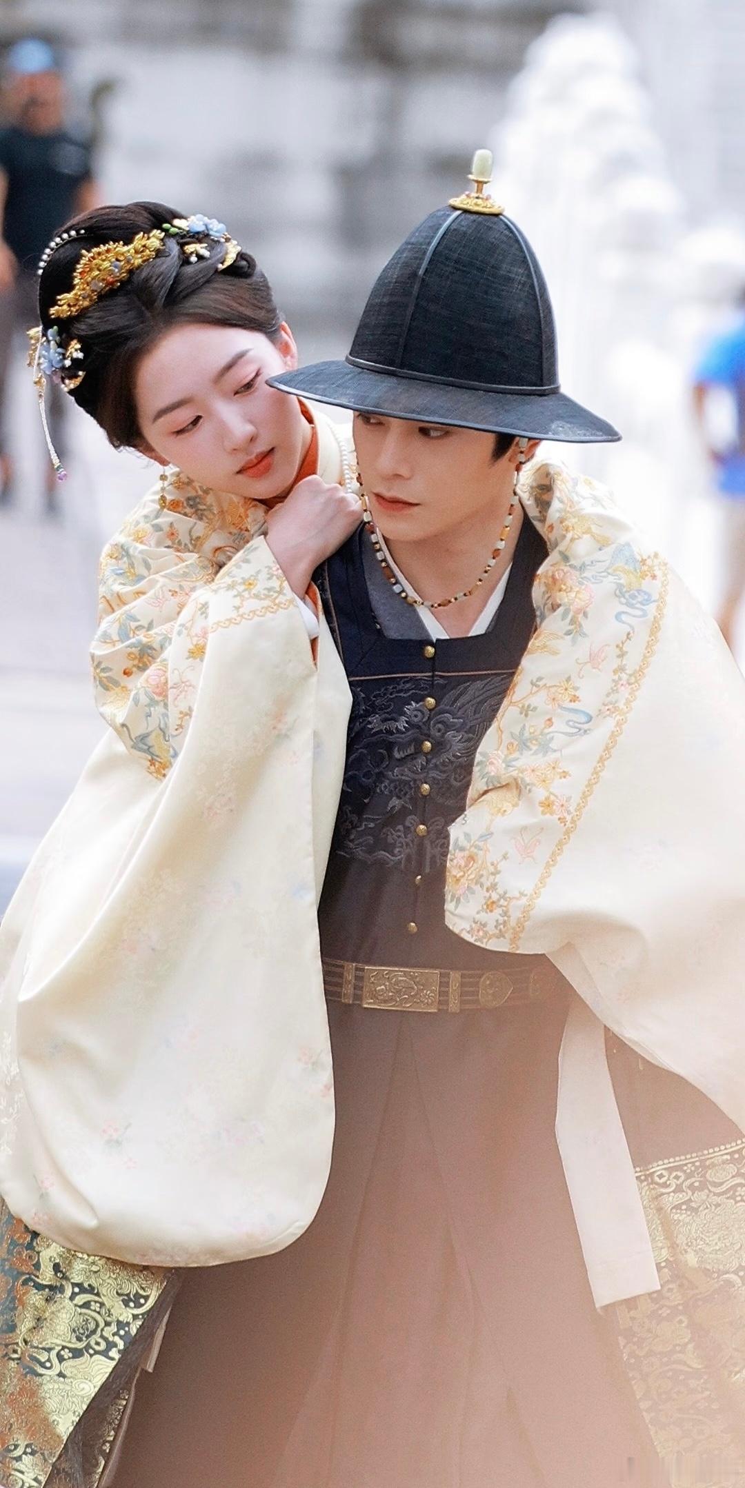 赵凌背傅庭芸回家这样的画面也是太好磕了，背着女主走回去也是太有安全感了，我的CP