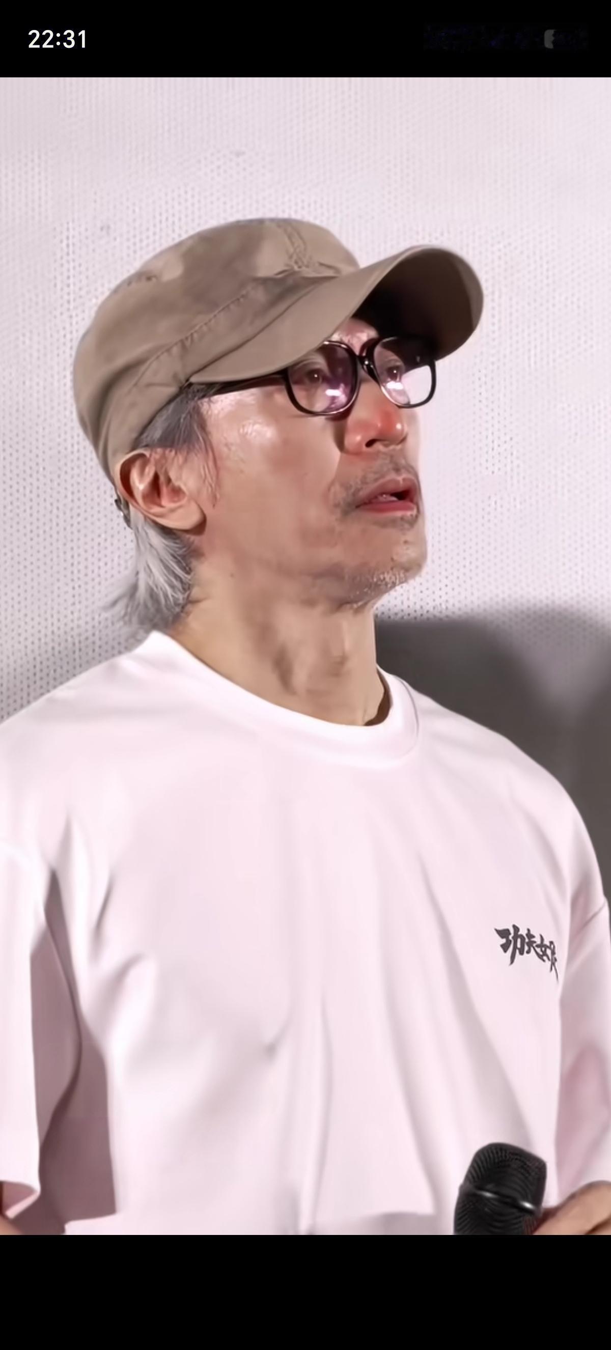 周星驰被粉丝感动哭了，眼眶通红，鼻头都是红的。粉丝道：“从前呢，是您给我们带来的