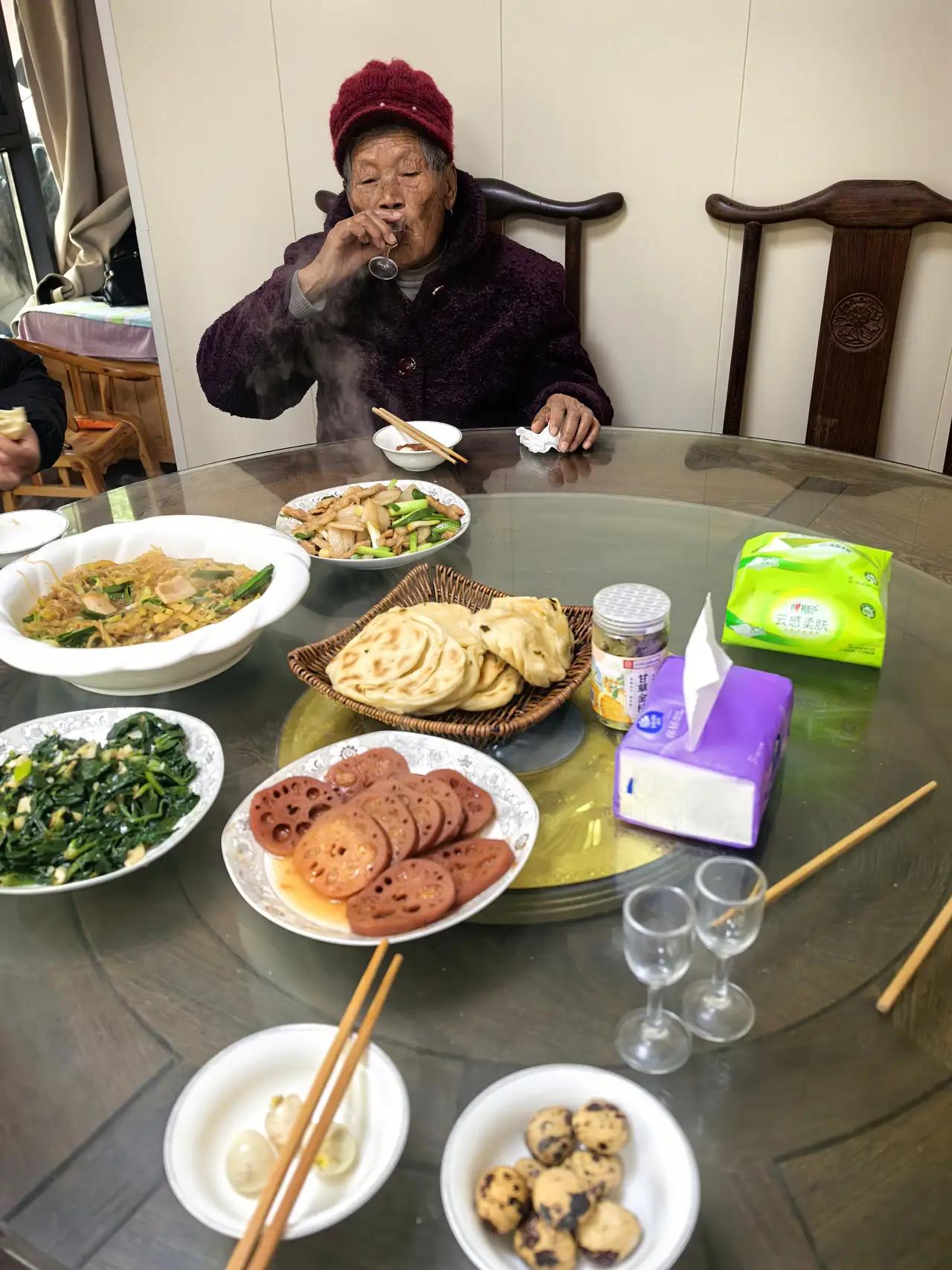 小年夜你家会做什么传统美食小年夜的这桌饭菜，藏着最暖的人间烟火。老人举杯的瞬间，