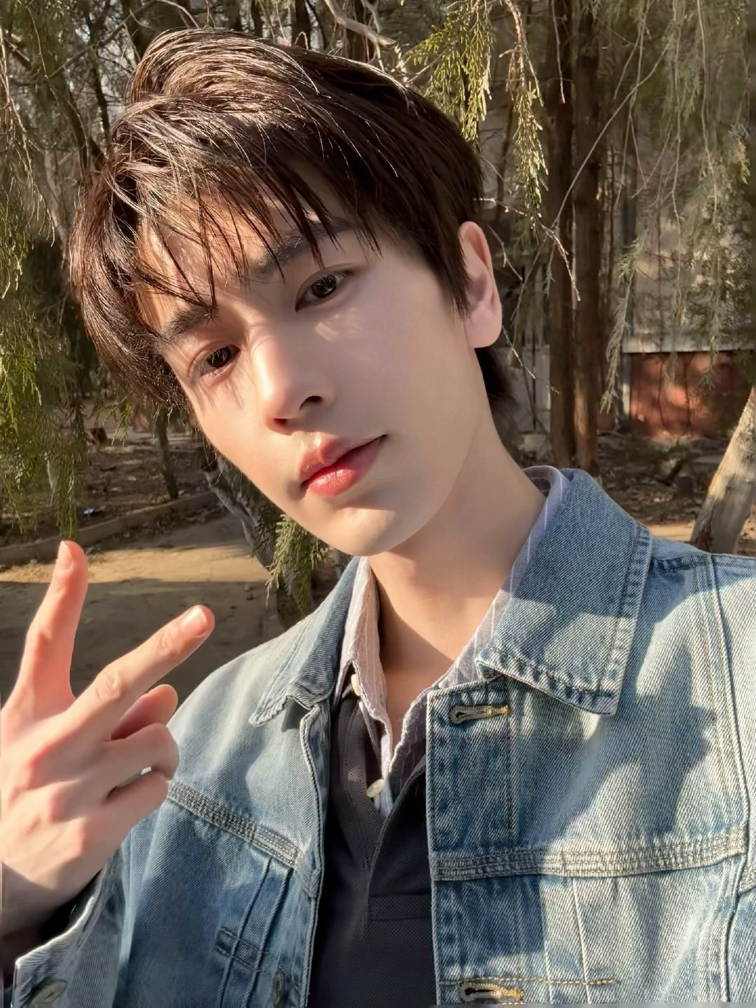 张凌赫这组自拍男大风太对味了！清爽少年感扑面而来，帅得很轻松😎 已经开始期待哥