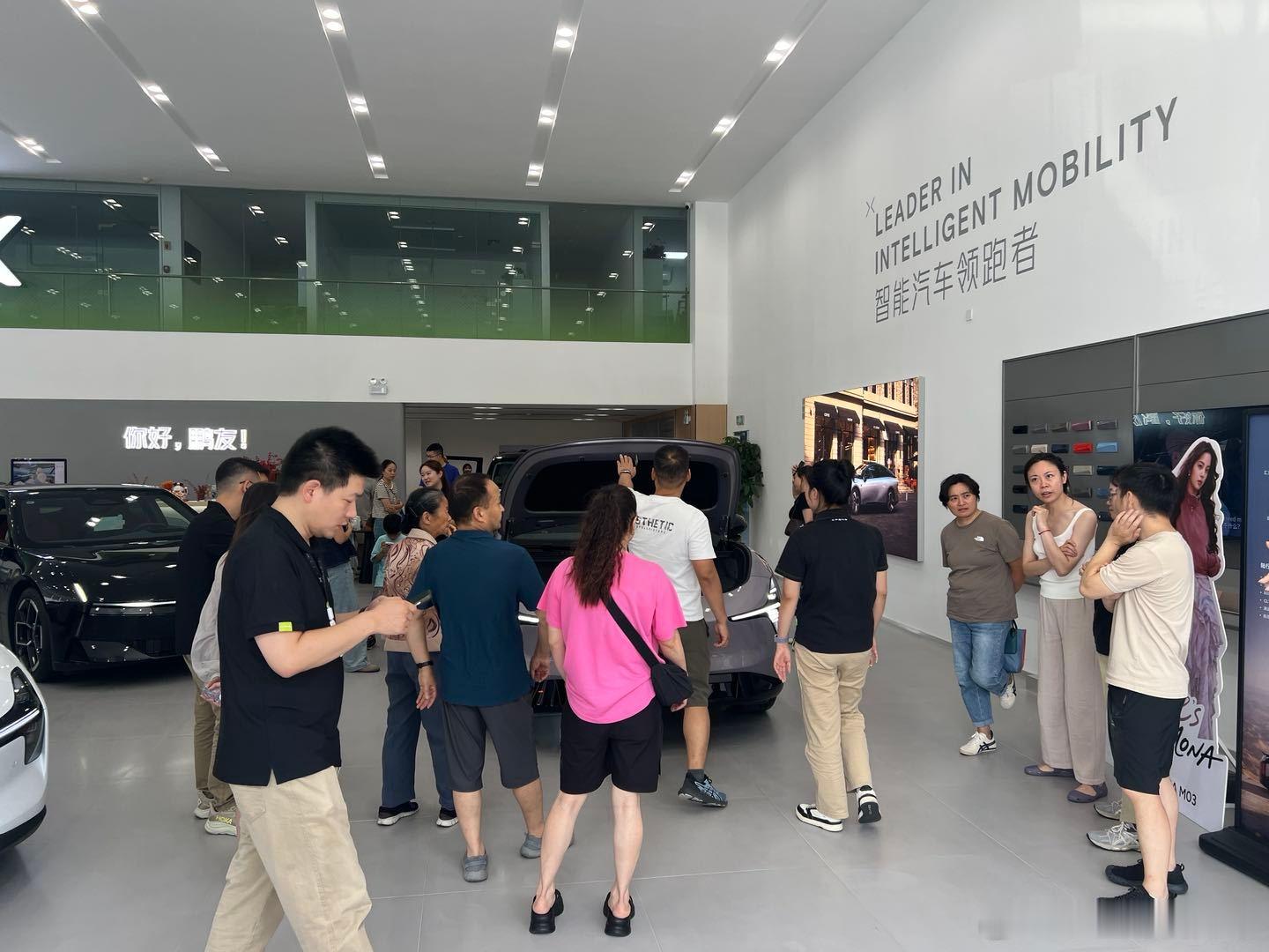 现在去小鹏门店人气很旺，全是去看MONA L03的。好看的颜值，有质感的内饰，1