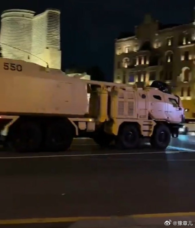 在巴库街头发现了来自塞尔维亚的 Nora B-52 NG自行火炮。 ​​​