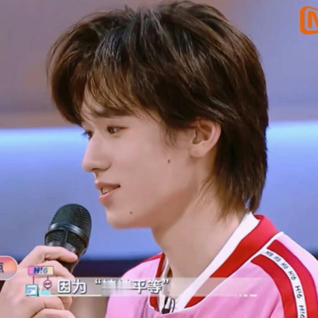 #宋亚轩靠袜袜平等原则赢了##你好星期六#要被宋亚轩可爱ᥫ᭡晕了！“袜袜平等”都