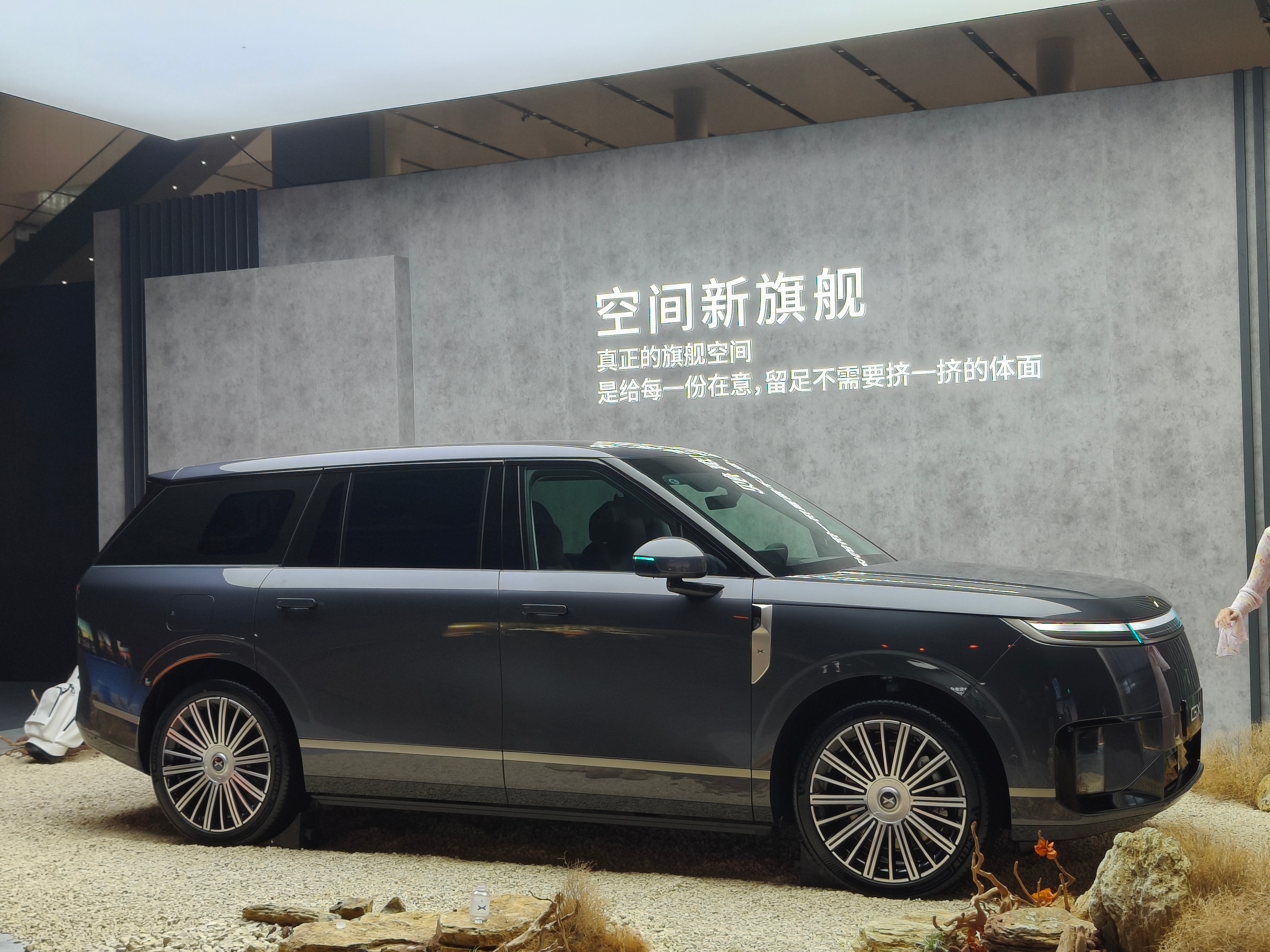 自从新园区开园之后，小鹏发布会都在自己家开，但今晚 GX 技术发布，就换到深圳包