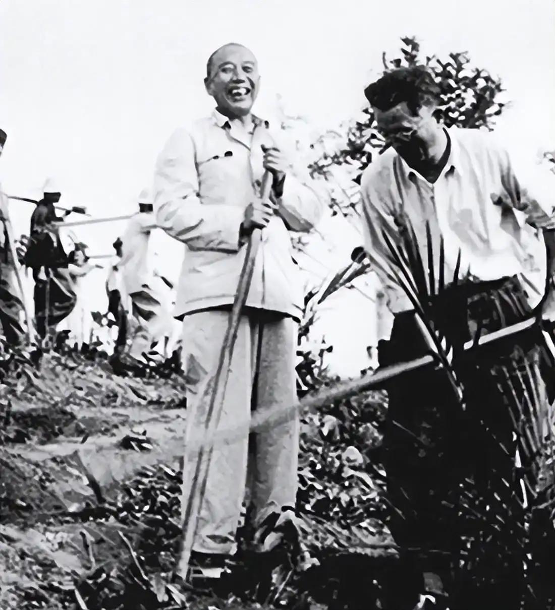 1958 年 1 月，农垦部部长王震找到总政治部，一开口就特硬气：“中央要安置 
