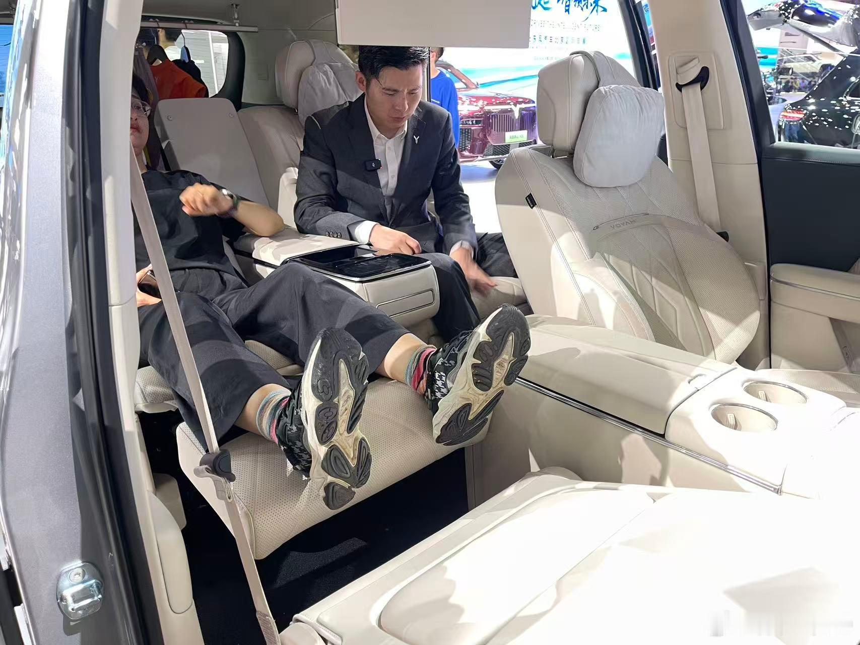 小伙伴回来整理素材，才发现岚图副总在亲自给人介绍岚图泰山 8X 产品配置。太他妈