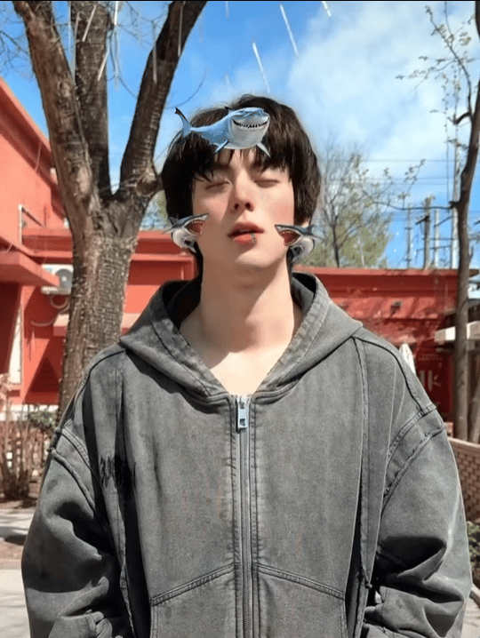 棣欣引力[超话]  王鹤棣你这小心机 一闪而过的小新特效[笑而不语][笑而不语]