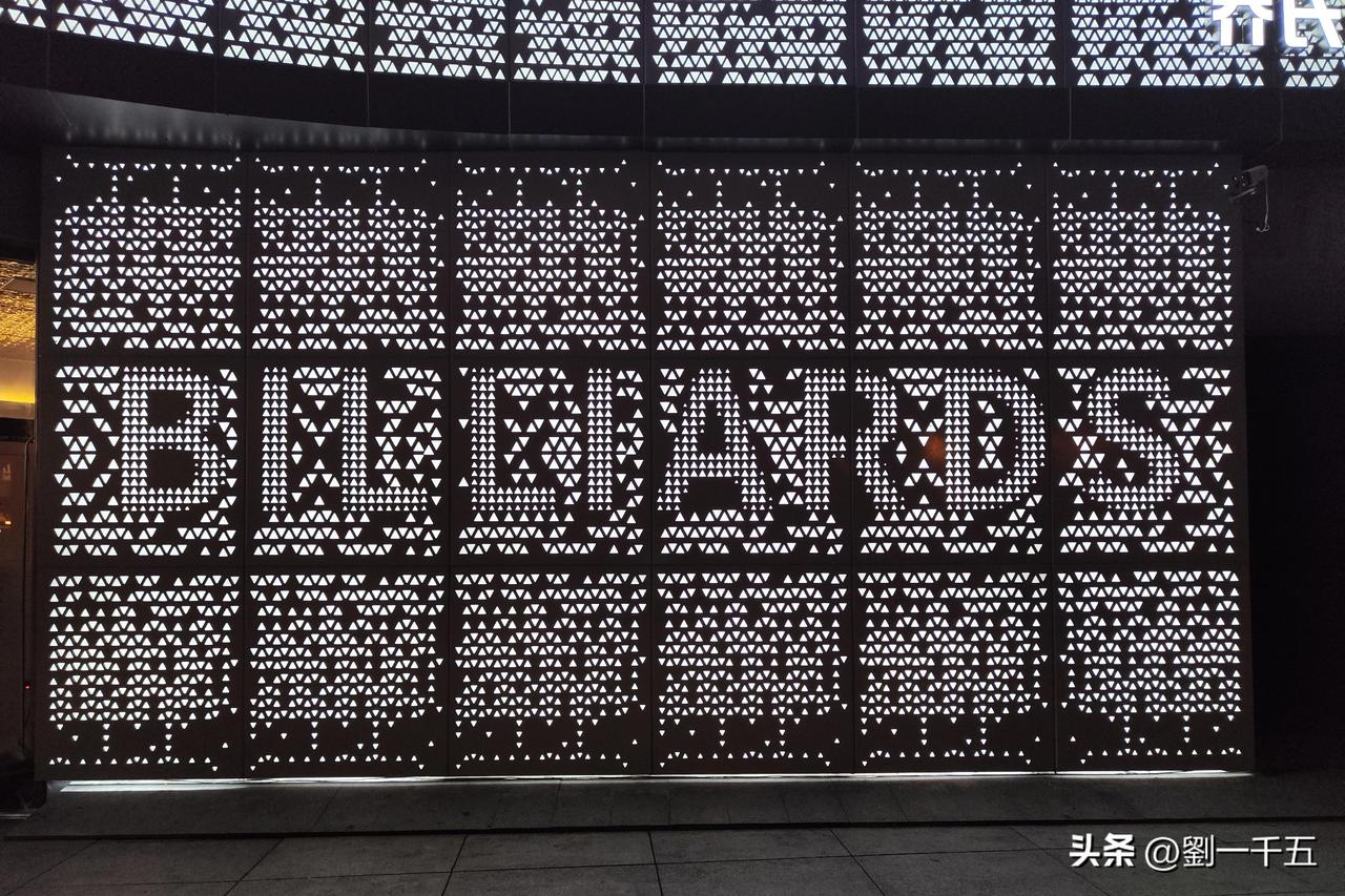 钢琴，拳击，台球，酒吧，烧烤……诸如此类，异常火爆。