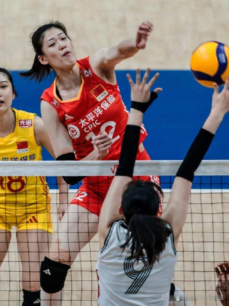 李盈莹拿下全场最高得分，中国女排世联赛首战告捷。
北京时间5月15日凌晨，202