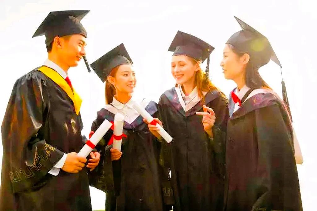 大学生和家长不要理解错了，有的省份调整应届生身份的界定标准，这其中是有要求的，不