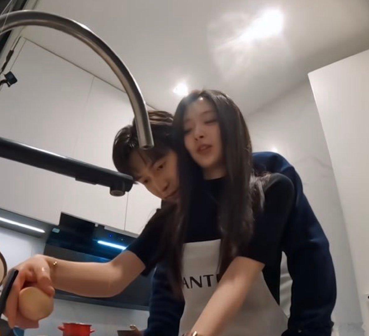 周佑凌把头埋进柳柳脖子里 